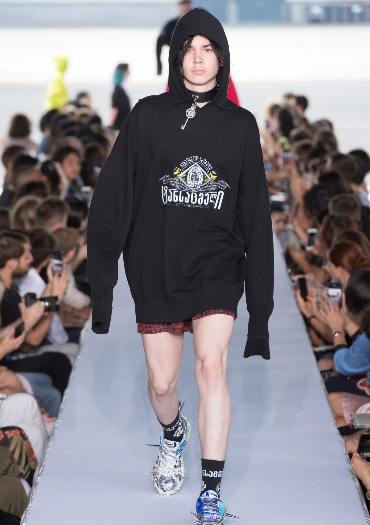 demna gvasalia, hoodie, vetements 2019, vetements fashion show