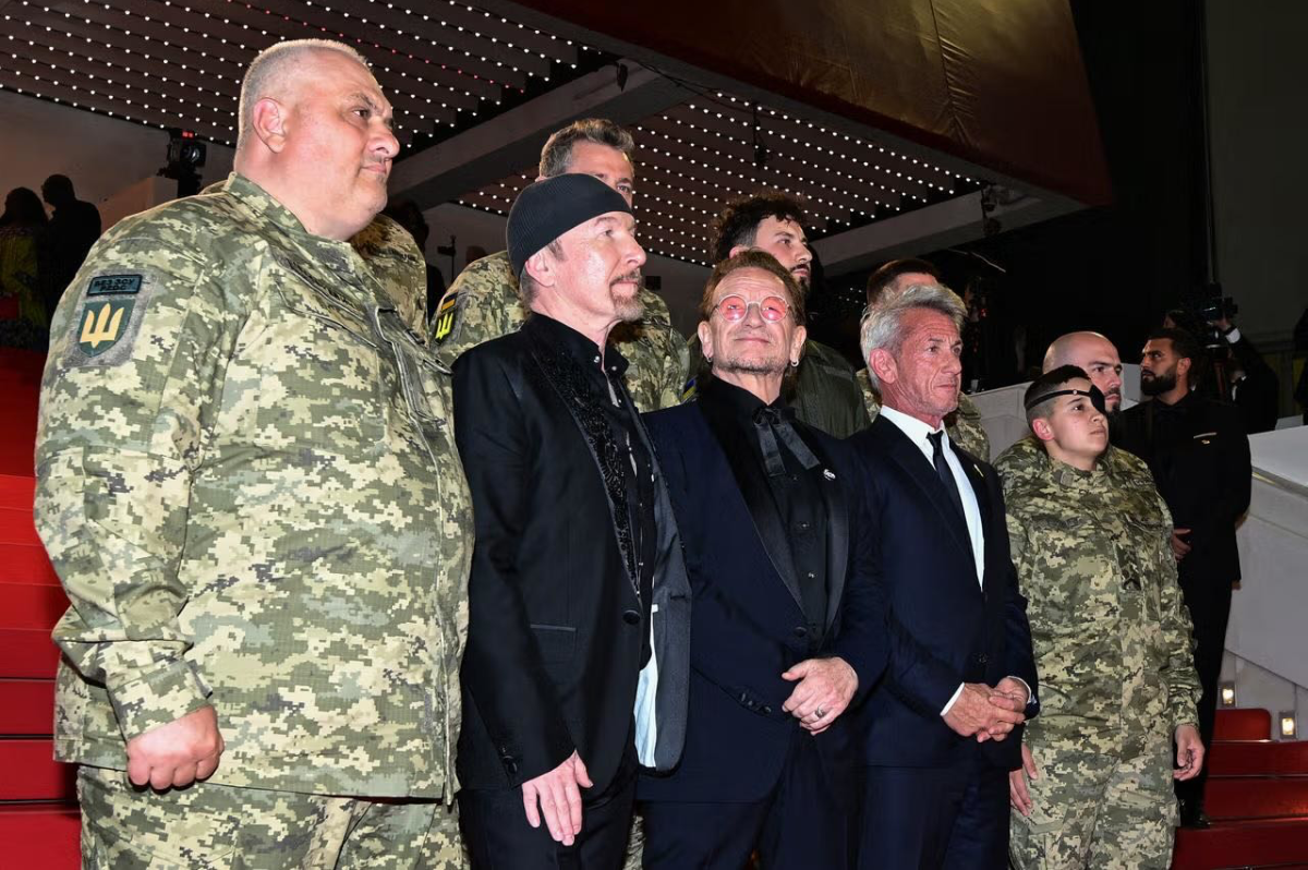 bono, U2, Cannes Festival 2025, Stories of Surrender, ბონო, კანის კინოფესტივალი, ბონო და უკრაინელი ჯარისკაცები, შონ პენი