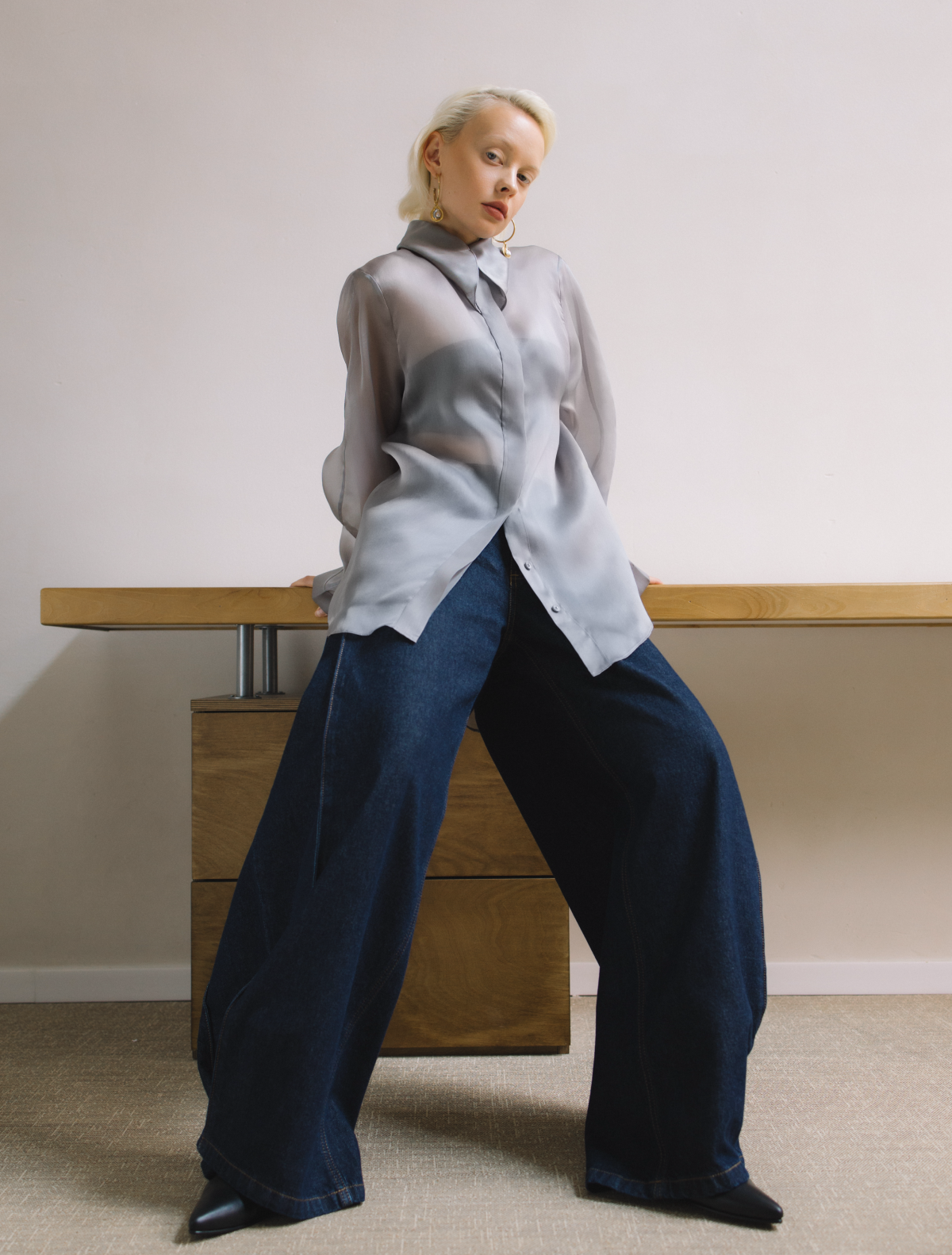 Dialectiqa, Grey Blouse