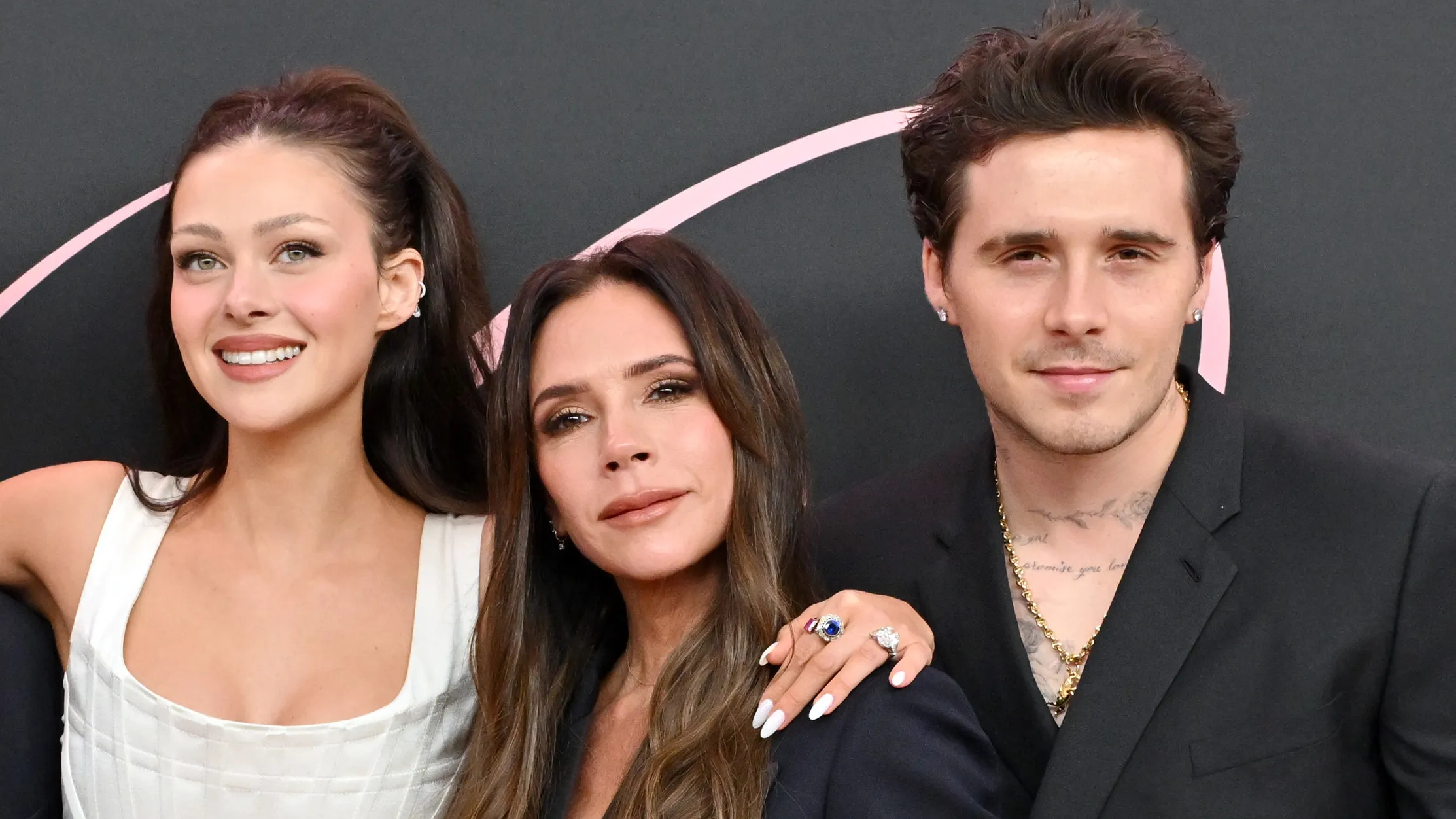 Nicola Peltz, Victoria Beckham, ნიკოლა პელტცი, ბრუკლინ ბეკჰემი, Brooklyn Beckham, ვიქტორია ბეკჰემი