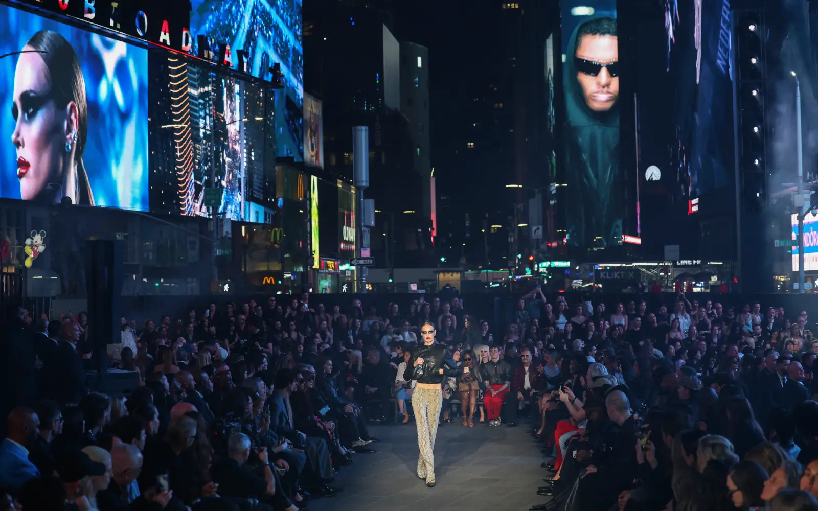 Gucci Resort 2027, Demna Gvasalia, Gucci Core collection, დემნა გვასალია, გუჩი, გუჩი რეზორტი 2027, ტაიმზ სკვერი, Times Square