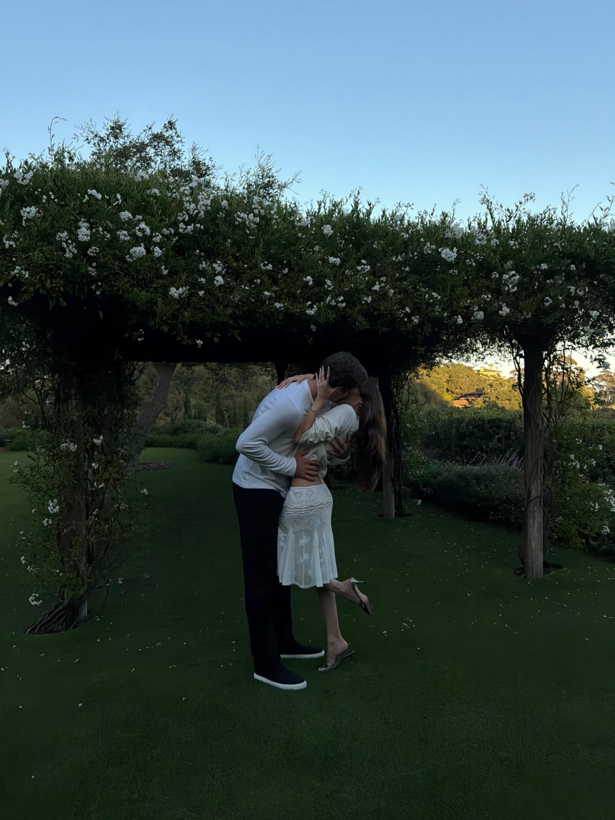 madison beer, engaged, მედისონ ბეარი დაინიშნა, ჯასტინ ჰერბერტი, nfl, მომღერალი