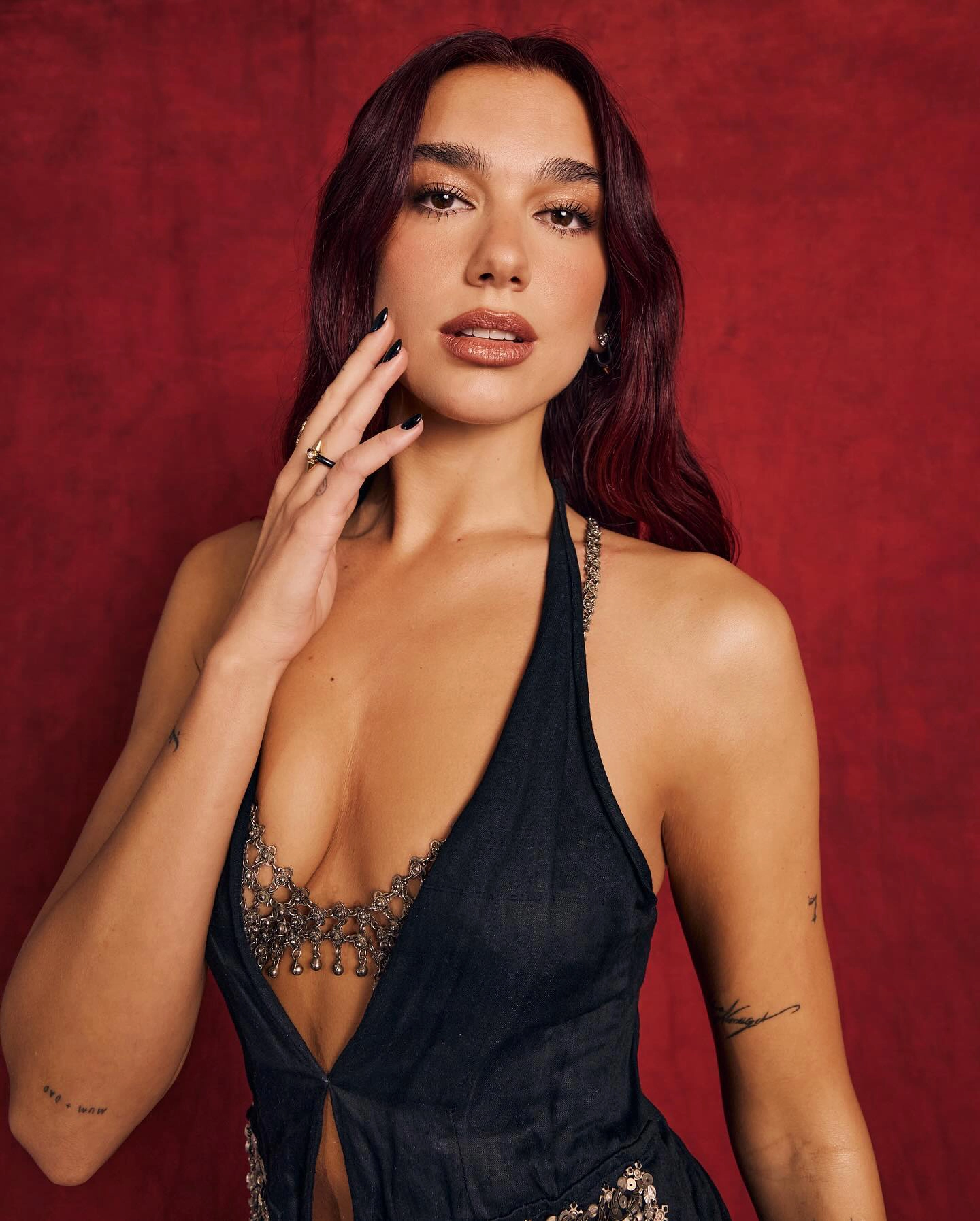 dua lipa black dress balck nail polish